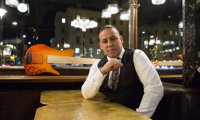 In Kolumbien geboren, lebt und arbeitet der Bassist Juan García-Herreros seit Jahren in Wien und der Steiermark.