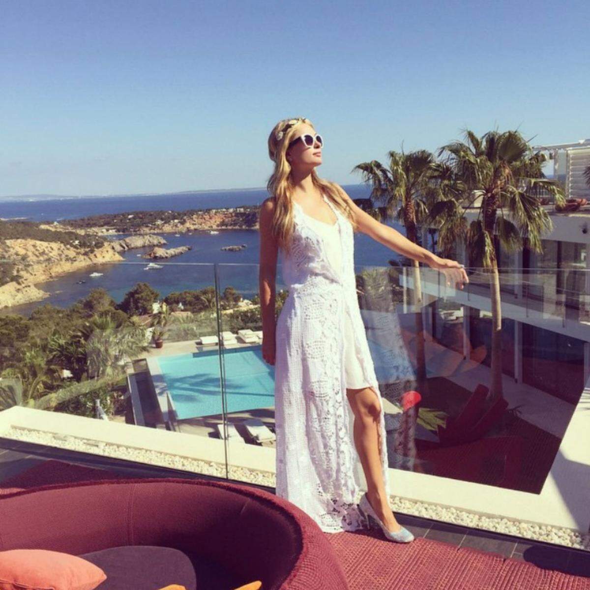 It-Girl Paris Hilton bleibt ihrem Ruf treu und macht Party auf Ibiza.