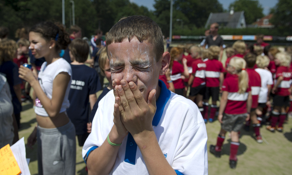 Schon Kinder sollen sich an das regelmäßige Eincremen gewöhnen. 