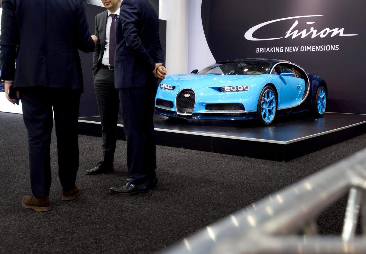 Gekrönt wird die Neigungsgruppe vom Bugatti Chiron, unseres Wissens nach das einzige Serienauto, dessen Tacho bis 500 km/h angeschrieben ist. Das gestrenge Personal am Stand sieht es allerdings nicht gern, wenn man mit der Nase Fettflecken auf die Scheibe presst. Probesitzen? Leider nein...