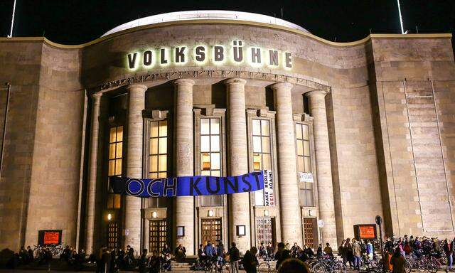 Ein handfester Protest gegen Gentrifizierung sowie die Kultur- und Stadtpolitik an sich: Die Gruppe „Staub zu Glitzer“ hält die Berliner Volksbühne besetzt.  
