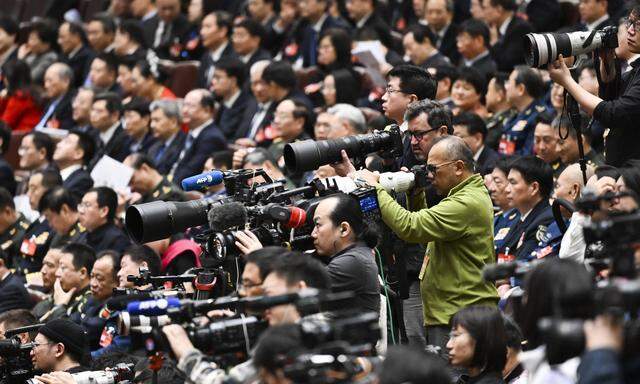 Journalisten und Fotografen bei der Arbeit während des „Volkskongresses“ der Kommunistischen Partei in Peking am 8. März.
