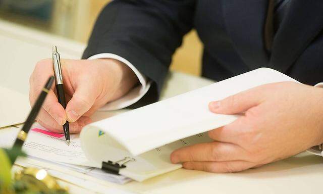 Präsident Petro Poroschenko bei der Unterzeichnung eines Gesetzes
