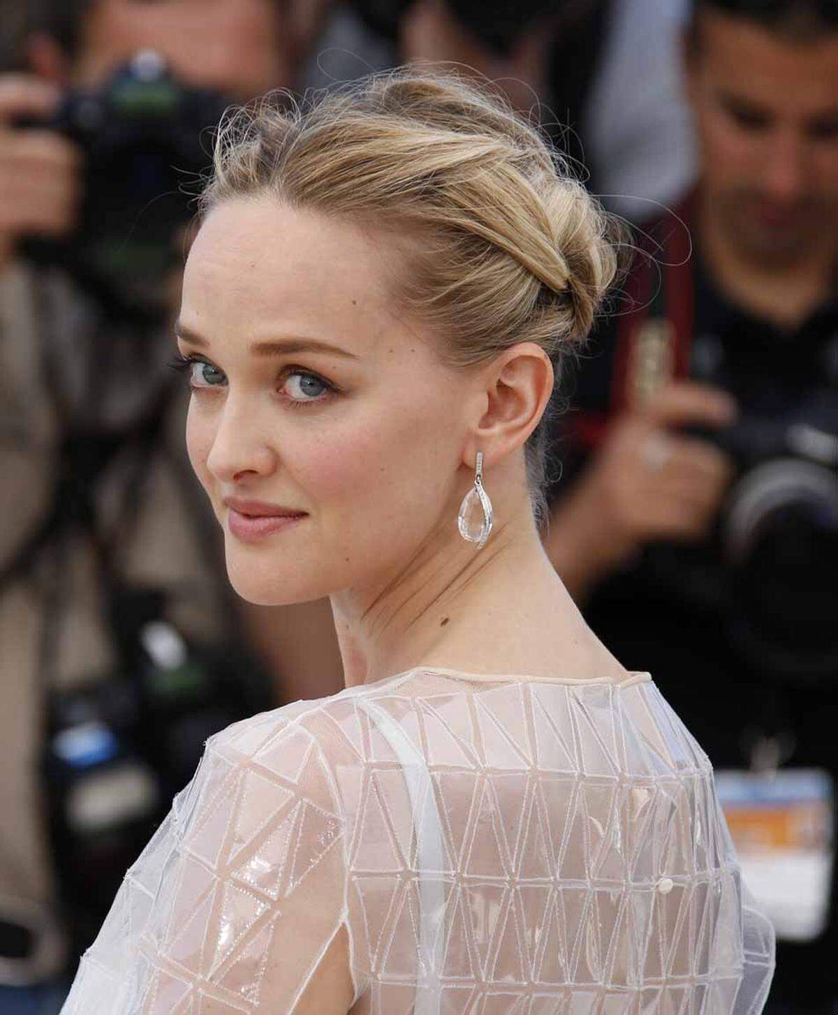 Schauspielerin Jess Weixler gehört auch zu den Promis, die in Cannes ihre Frisuren-Kunstwerke präsentieren.