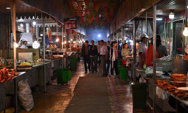 Ein Markt in der westchinesischen Proniz Xinjiang, wo mehrheitlich Uiguren leben. 