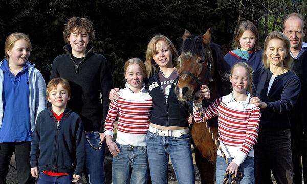 Die Familie von Kommissionspräsidentin Ursula von der Leyen (rechts, noch zu Berliner Regierungszeiten) liebt Pferde. Jenes im Bild ist jedoch nicht die tragische „Dolly“. 