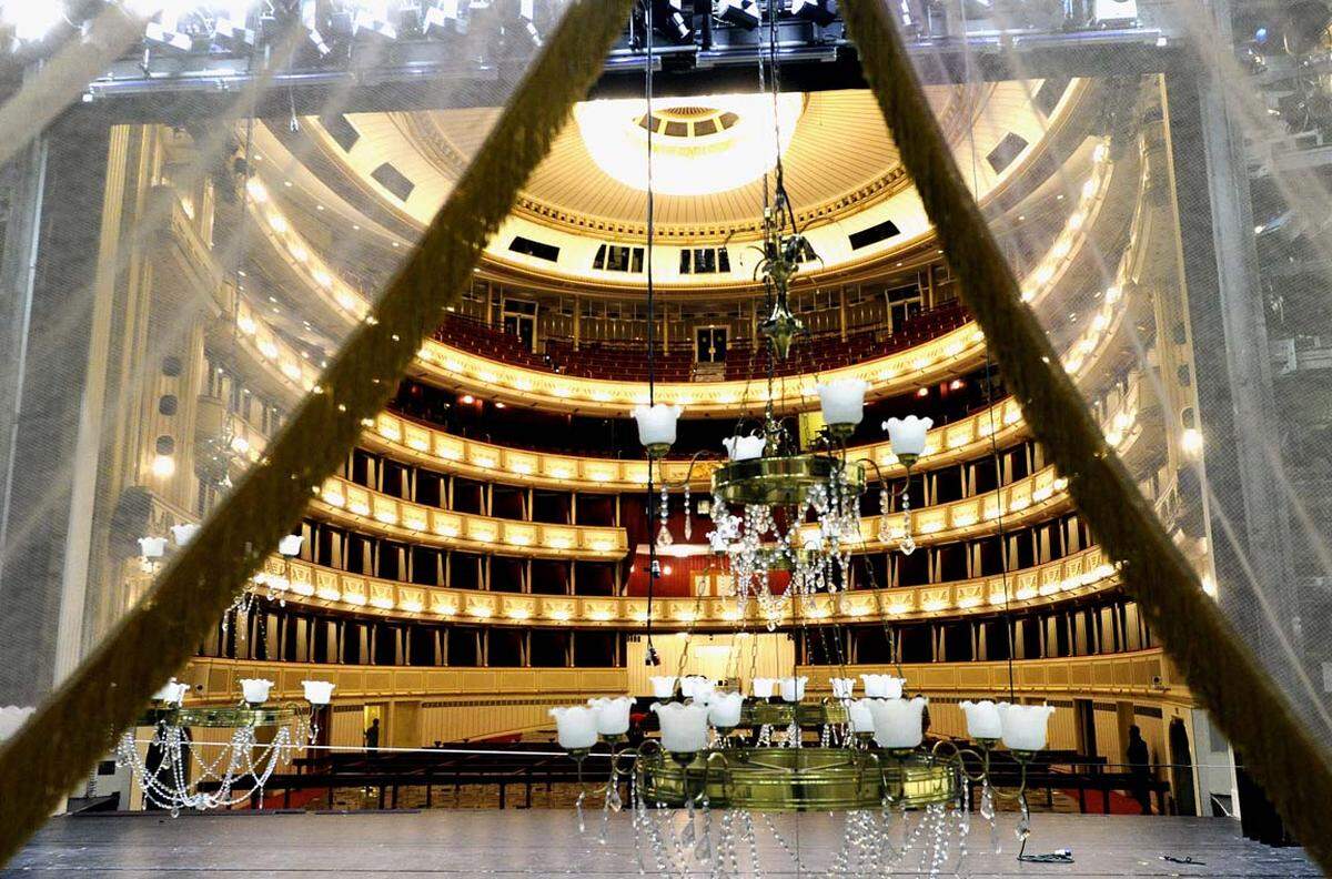 Die Verwandlung der Oper zum Ballsaal.
