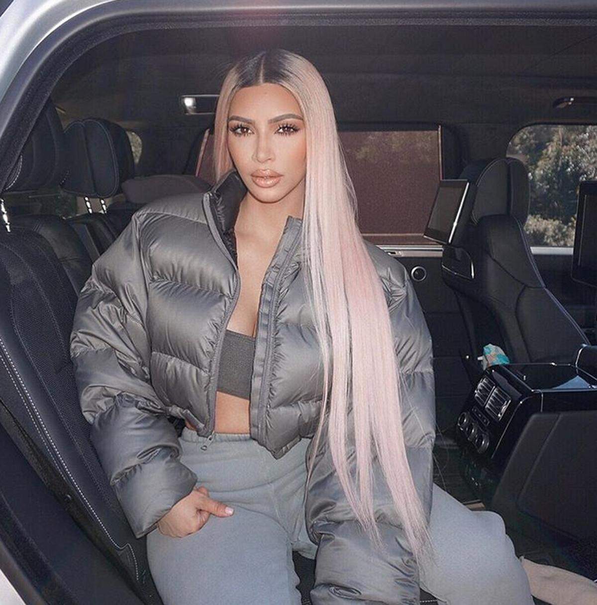 Auf Natürlichkeit scheint Reality-TV-Star Kim Kardashian auch auf der Fotosharing-Plattform Instagram nicht Wert zu legen. Statt Schnappschüssen ohne Make-up zeigt die 37-Jährige perfekt inszenierte Bilder. Dass da mitunter auch mit Photoshop nachgeholfen wird, überrascht nicht.