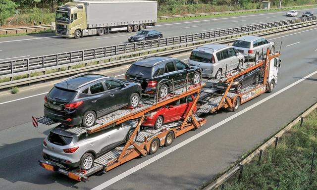 Polnischer Autotransporter mit gebrauchte Diesel PKW auf dem Weg gen Osten hier gesehen am 11 09 2