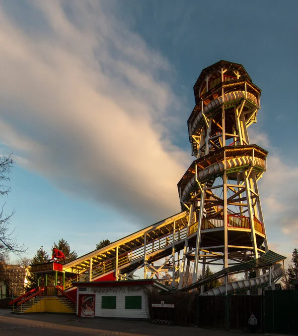 The historic toboggan, the “Devil’s Slide”, continues to contribute to the Prater fun today; back then, the Schlurfs met in front of it and listened to jazz.