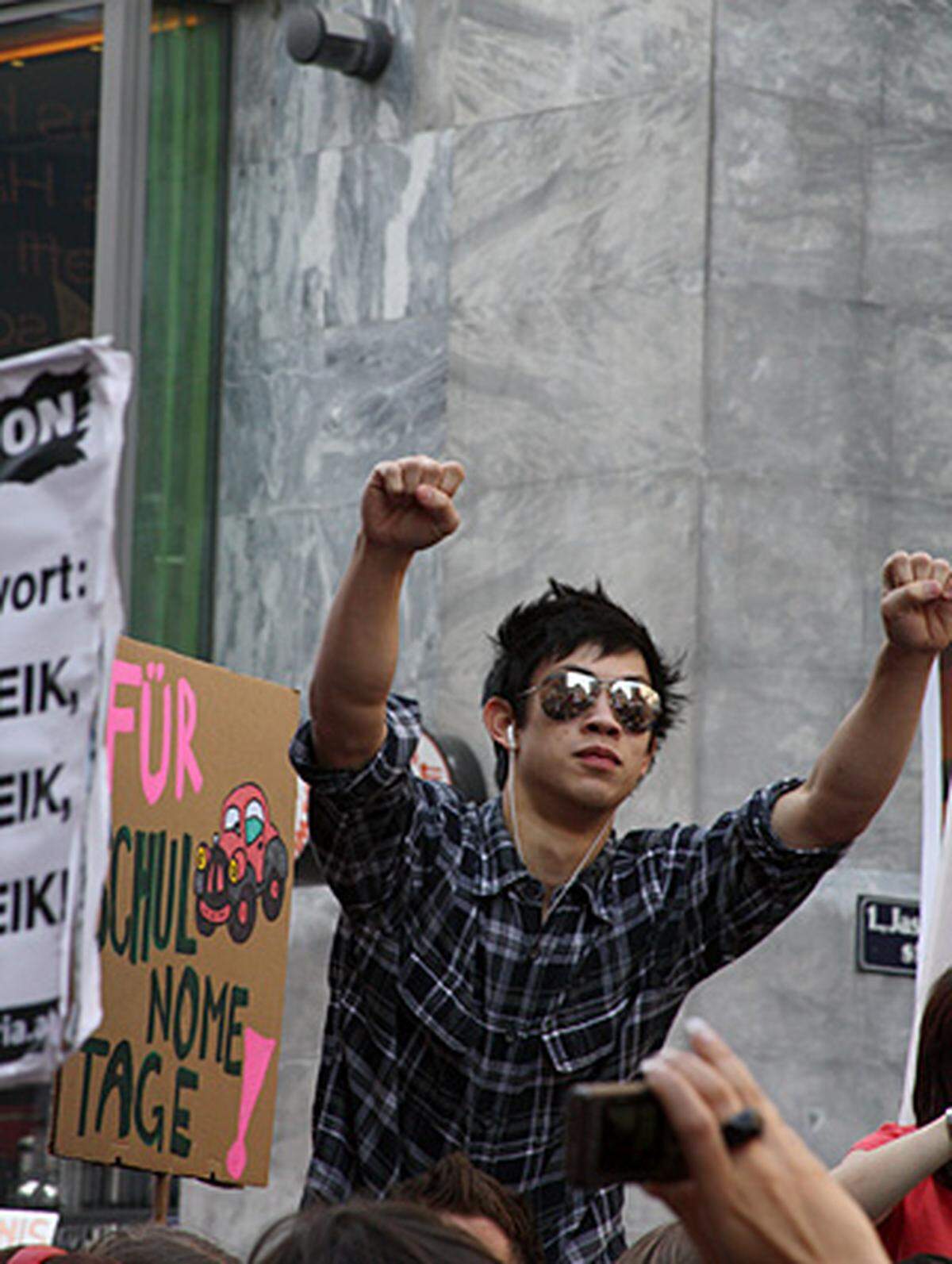 Weiter: Schüler-Demo in der Innenstadt - Die besten Bilder