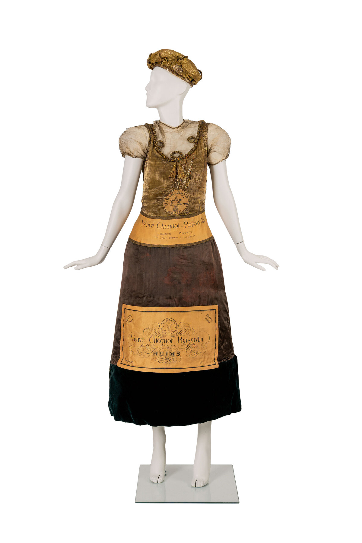 Kostümierung wie etwa völlig stimmigerweise als festliche Champagnerflasche „Veuve Clicquot“ (u.) ist ebenfalls Thema.