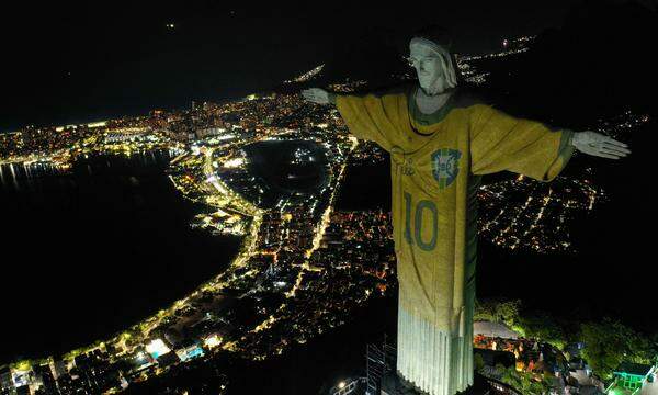 Der Blick auf Rio, die Christusstatue im Pele-Trikot.