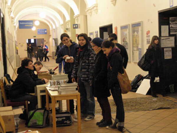 Es ist die sechste Woche der Audimax-Besetzung. Es tummeln sich zwar nicht mehr so viele Studenten im und um den Hörsaal. Aber aufgeben wollen sie noch nichtEin Lokal-Augenschein von Rosa Schmidt-Vierthaler