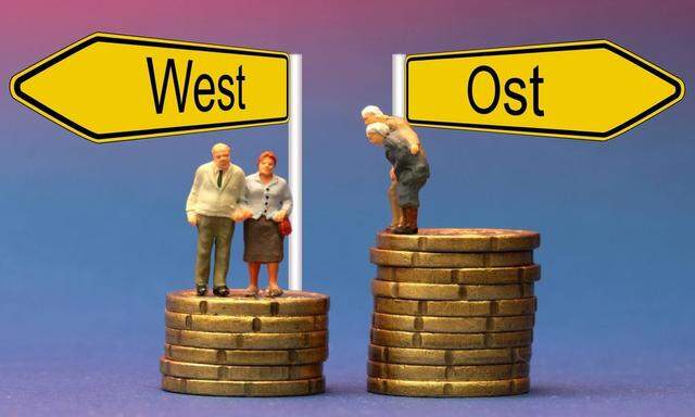 Rentenanpassung in Ost und West Senioren stehen auf unterschiedlich hohen Muenzstapeln