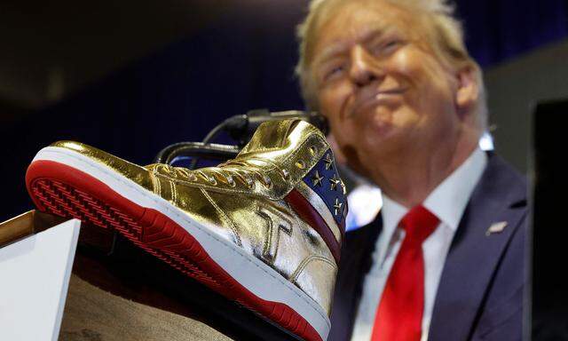 Ein goldener Sneaker mit roter Sohle. So sieht Trumps limitiertes „Never Surrender“-Schuhmodell aus. 