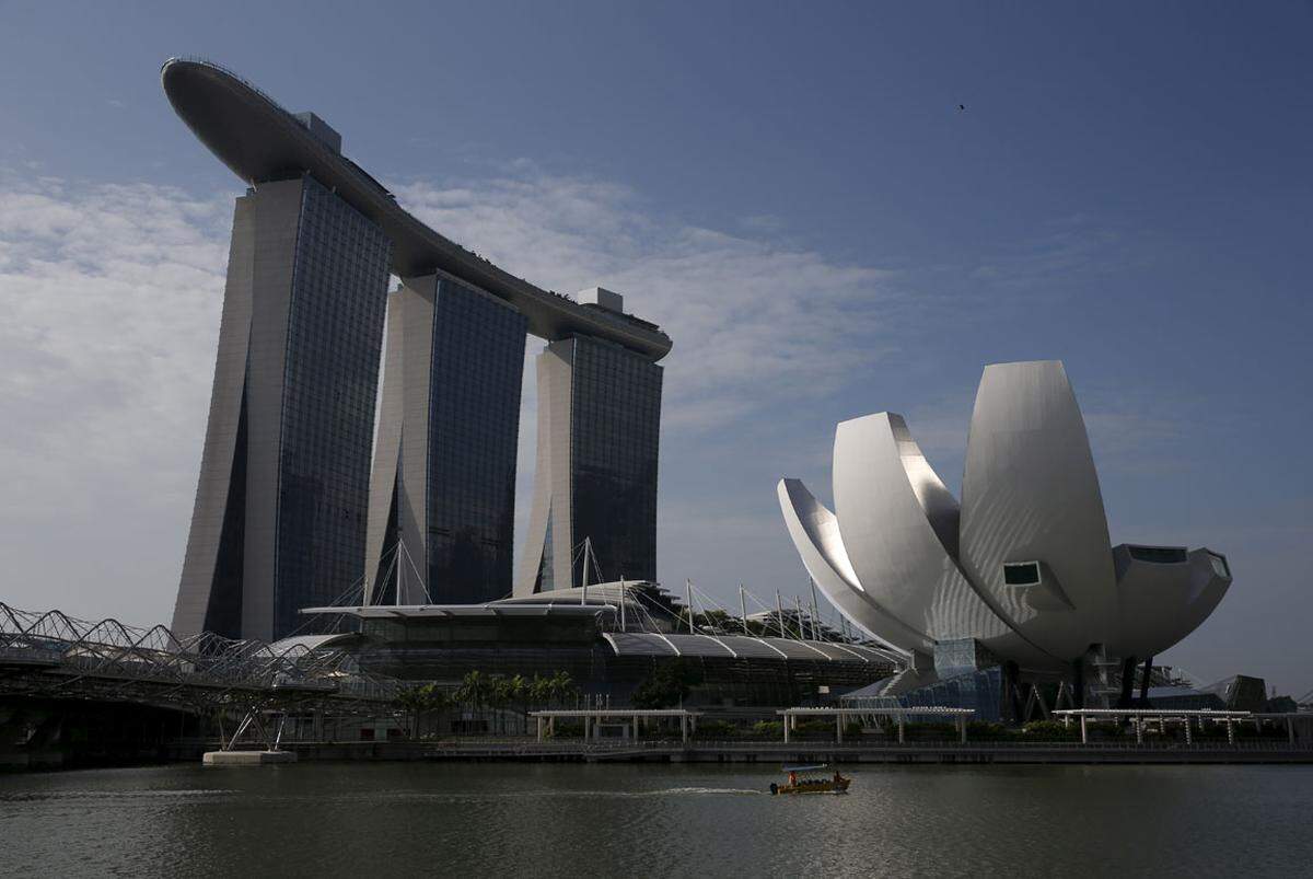 Dieses Shoppingcenter kann vor allem mit dem höchsten Infinitypool auftrumpfen. Ein guter Platz, um die Skyline von Singapur zu betrachten. www.marinabaysands.com