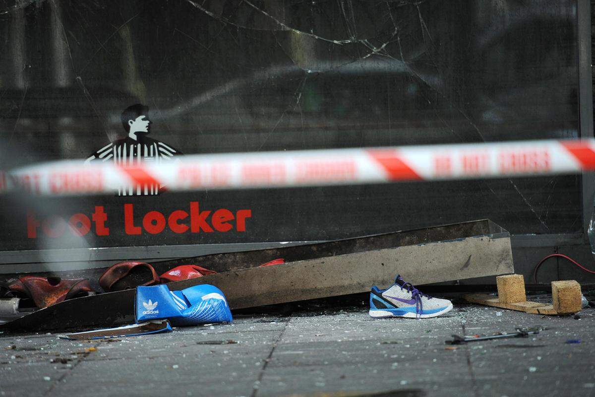 Im Stadtteil Brixton im Süden verwüsteten mehr als 200 Jugendliche die zentrale Einkaufsstraße.