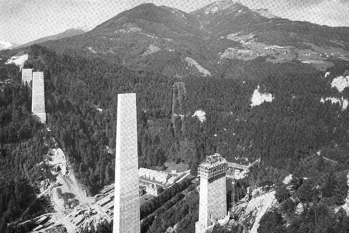 Auf Rang 6 findet sich der Windpark Zurndorf (196 m), auf Rang 7 (Bild aus der Bauphase) die Europabrücke in Tirol (A12 Brenner Autobahn).