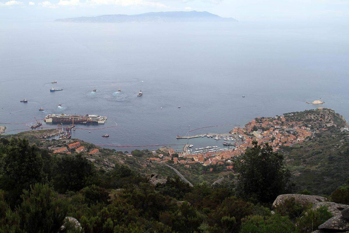 Zweieinhalb Jahre gehörte sie quasi zum Anblick der italienischen Insel Giglio einfach dazu. Wie ein schroffer Felsen liegt der Unglückskreuzer Costa Concordia noch vor der Küste.