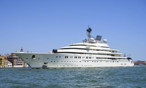 Regt viele Menschen auf: reiche Erben auf Luxusyachten.