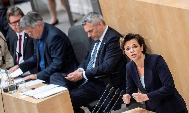 "Planlos, hilflos und auch sinnlos" sei das Budget 2023, "das Eingeständnis, dass Sie, ÖVP und Grüne, keinen gemeinsamen Plan für die Zukunft unseres Landes haben", teilte SPÖ-Chefin Pamela Rendi-Wagner ÖVP-Grün gleich eingangs mit.