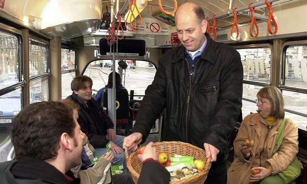 Bei der Wien-Wahl 2001 war Chorherr Spitzenkandidat und erkämpfte für die Grünen ein zweistelliges Ergebnis. Foto: Chorherr beim Wahlkampf in der Wien, 2001