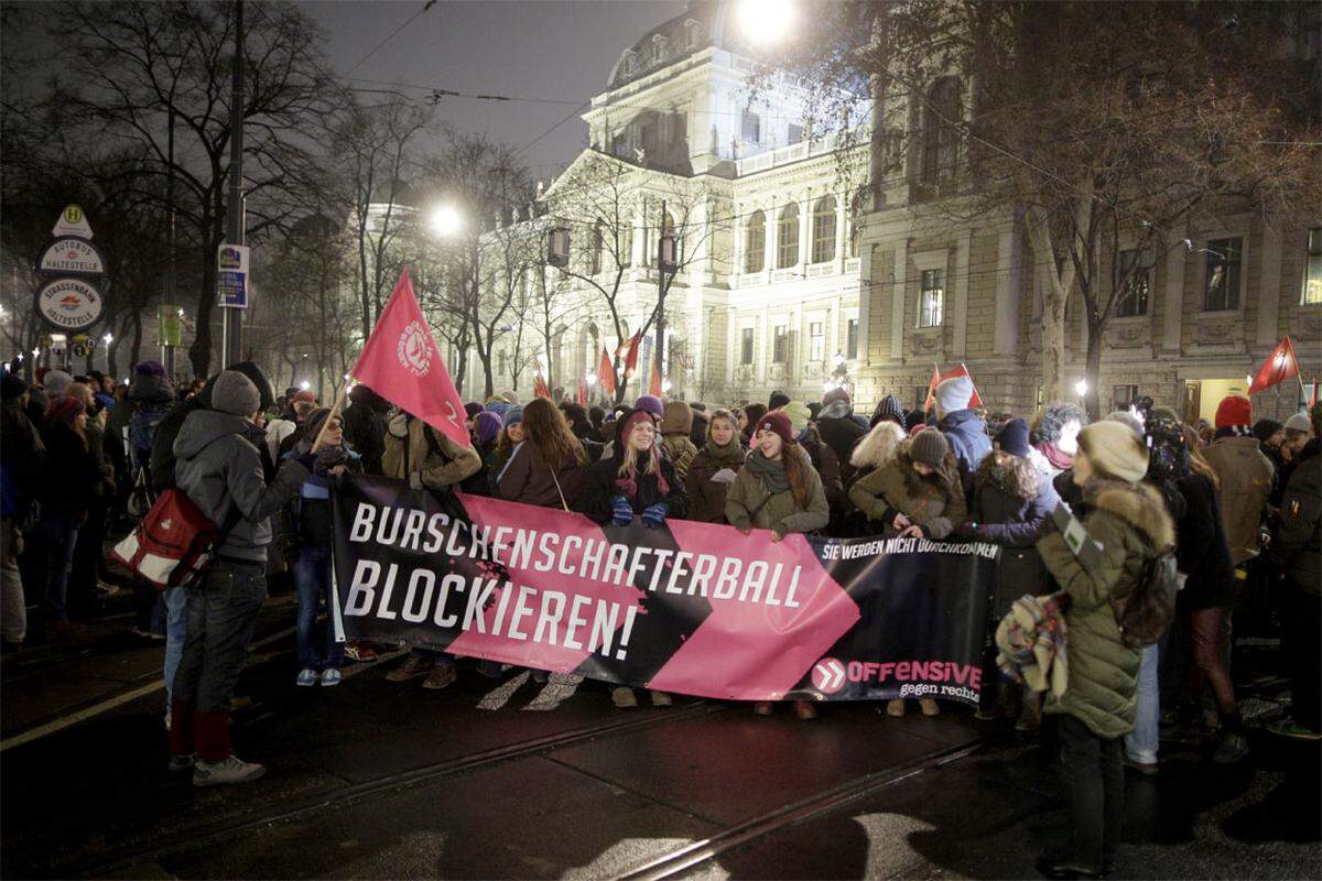 Der Ball wird von der FPÖ Wien veranstaltet. Bis 2012 wurde er als "WKR-Ball" von den Wiener Burschenschaften ausgerichtet.Auch "Presse"-Fotograf Clemens Fabry war vor Ort und hat folgende Bilder aus der Wiener Innenstadt mitgebracht.