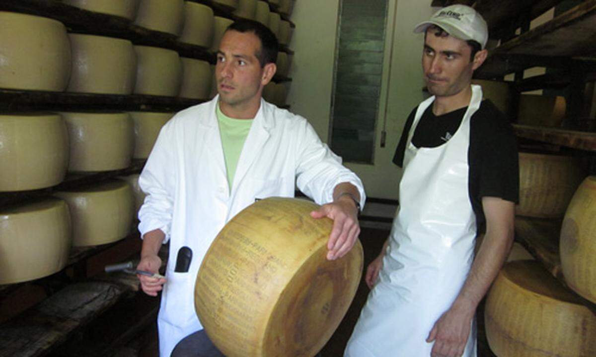 Eine Parmigiano-Reggiano-Käserei liegt auf der Strecke. Die großen Käsetrümmer, die strikten Auflagen entsprechen müssen, um als Parmesan zu gelten, wiegen an die 25 Kilogramm.