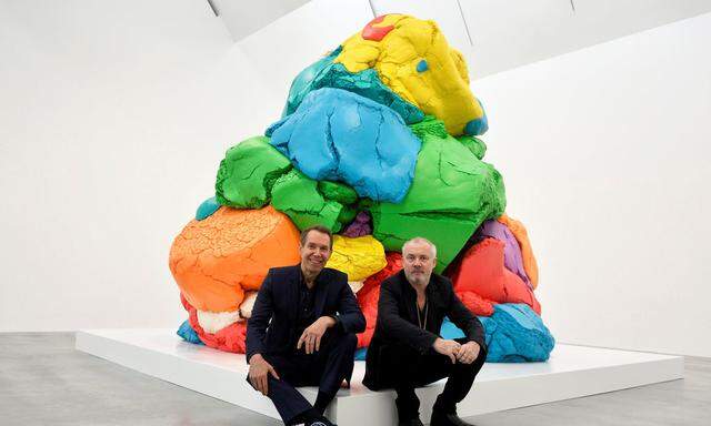 U.S. artist Jeff Koons and British artist Damien Hirst pose for photographs during a photocall to mark the opening of the gallery's new exhibition 'Jeff Koons Now'