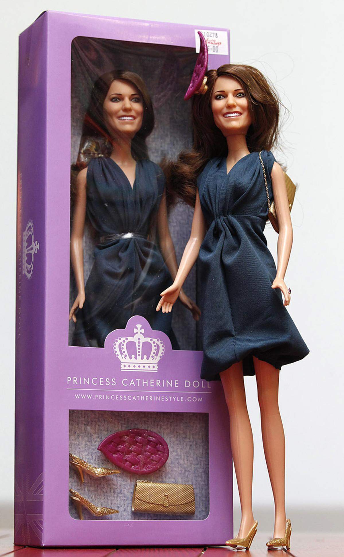 Auch das britische Unternehmen Franklin Mint will einen Teil der Einnahmen aus dem Verkauf der Princess Catherine-Puppe  für einen guten Zweck spenden.  Die Puppe ist natürlich der zukünftigen Prinzessin nachempfunden: Dunkelblaues Kleid, goldene Schuhe und dazupassende Tasche, sowie ein extravaganter Haarschmuck.
