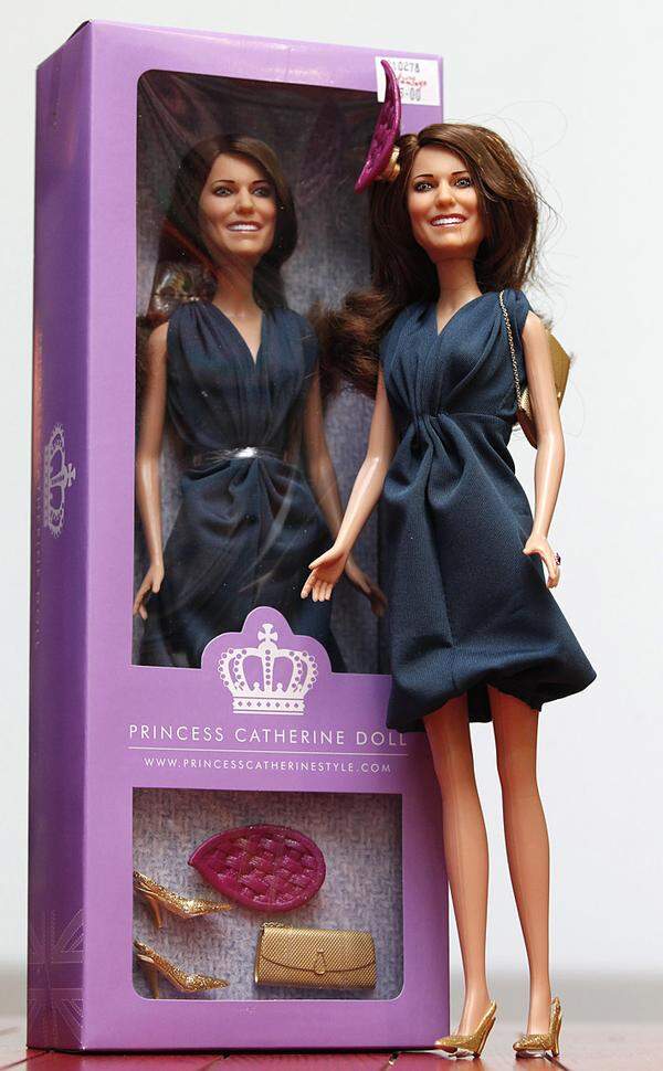 Auch das britische Unternehmen Franklin Mint will einen Teil der Einnahmen aus dem Verkauf der Princess Catherine-Puppe  für einen guten Zweck spenden.  Die Puppe ist natürlich der zukünftigen Prinzessin nachempfunden: Dunkelblaues Kleid, goldene Schuhe und dazupassende Tasche, sowie ein extravaganter Haarschmuck.