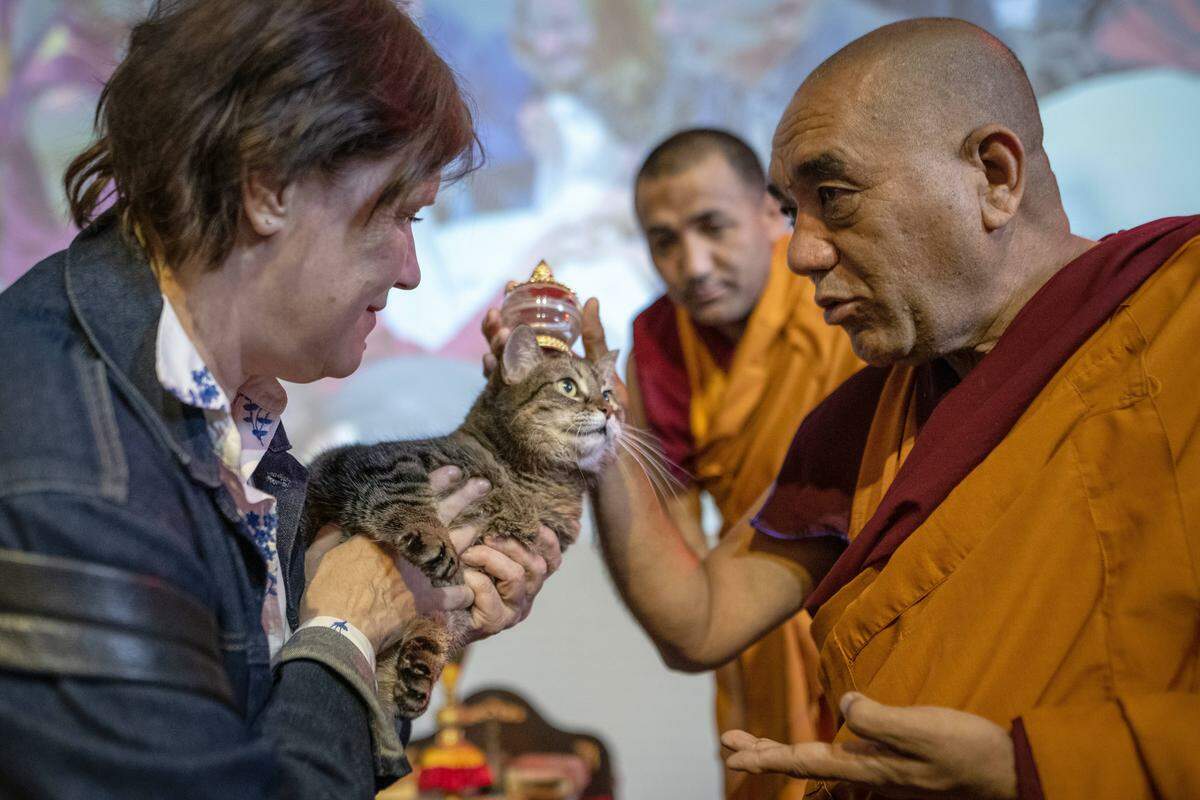 14. April. Geshe Tsewang Dorje, der mit einer Delegation aus dem Himalaya nach Russland gereist ist, bei einer Tiersegnungszeremonie in Moskau. 
