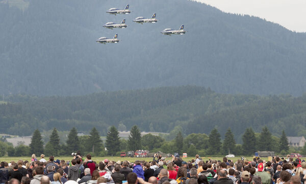 Archivbild: Die Kunstflugstaffel 'Frecce Tricolori' der Italienischen Luftwaffe bei der Airpower