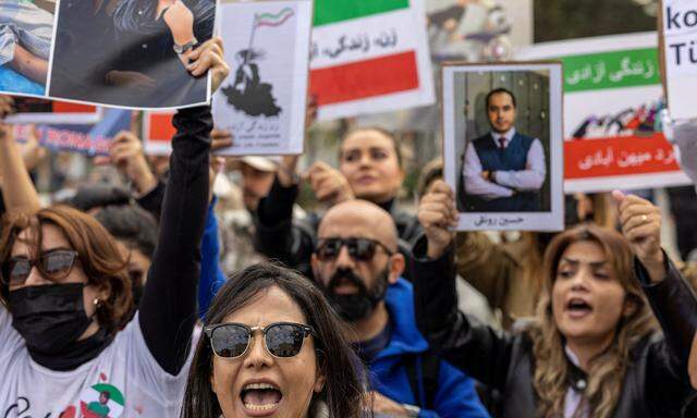 Proteste zur Unterstützung iranischer Frauen finden weltweit statt.