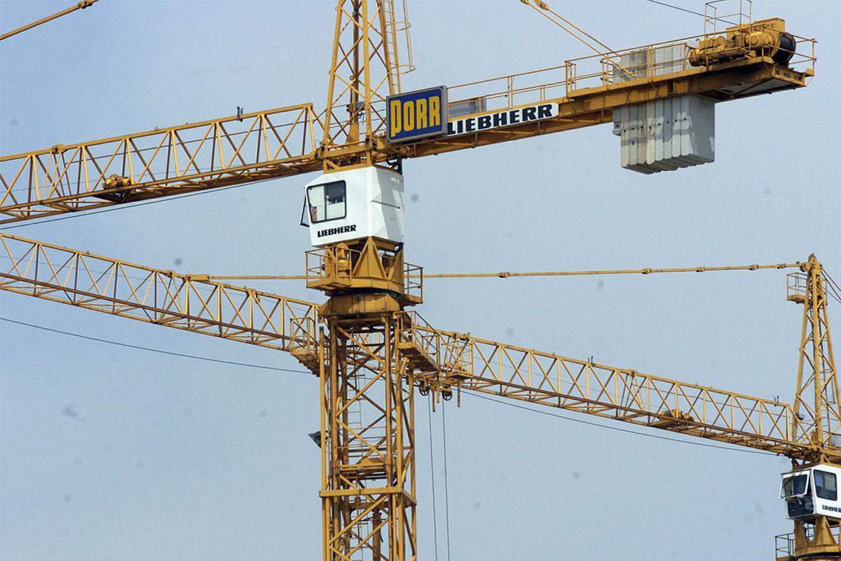 Der Baukonzern, der im Juni den größten Auftrag der Unternehmensgeschichte an Land ziehen konnte, erwirtschaftete etwas weniger als im Jahr 2011 und stürzte um drei Plätze ab. Nettoumsatz: 2,891 Milliarden Euro.  (2011: Rang 26)