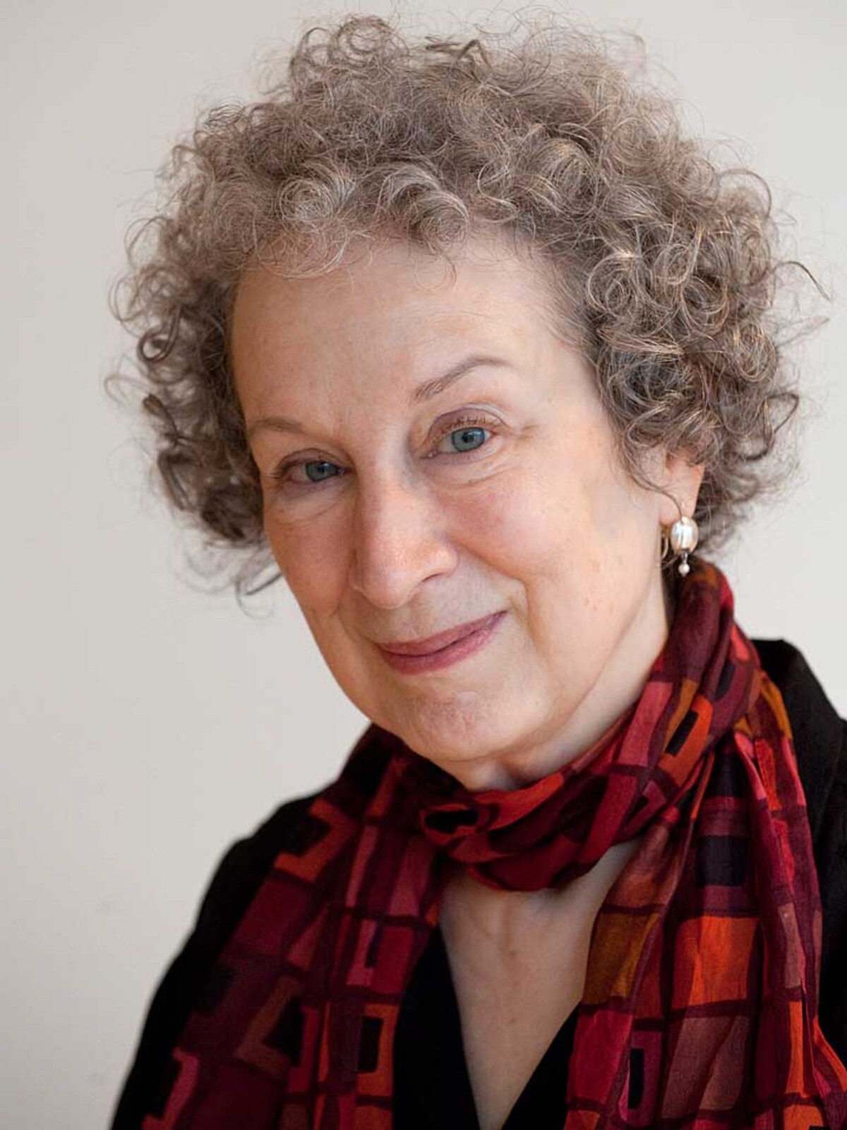 Immer wieder als mögliche Preisträgerin gehandelt wird die Kanadierin Margaret Atwood. Sie schreibt Romane, Essays, Kurzgeschichten und Lyrik und gilt als eine der renommiertesten Autorinnen im englischsprachigen Raum.