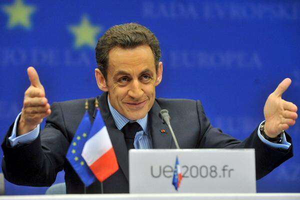 Während der EU-Präsidentschaft Frankreichs eskalierte auch die weltweite Finanzkrise in den USA. Selbst Kritiker zollten dem Präsidenten danach Respekt, weil er sich aktiv um Lösungen bemühte. Infolge der Krise steuerte Sarkozy aber auch wirtschaftspolitisch um: Er setzte ab Ende 2008 auf eine Ankurbelung der Konjunktur - wachsende Schulden waren die Folge.