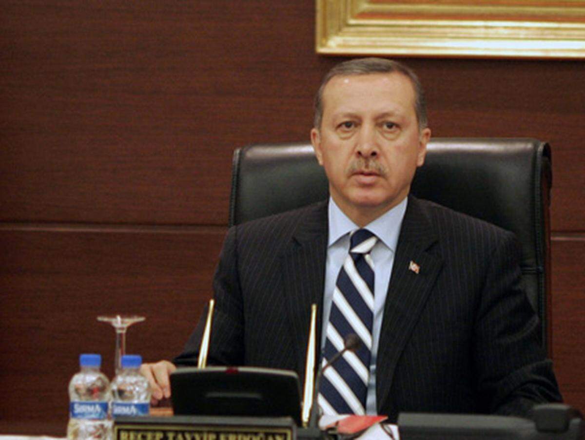 Der türkische Ministerpräsident Recep Tayyip Erdogan hat das Blutbad als unmenschlich verurteilt. "Keine Tradition kann eine Entschuldigung für ein solches Verbrechen sein", sagte Erdogan. Die Täter müssten für immer ein schlechtes Gewissen haben. Er rief in Ankara Universitäten und Institutionen auf, sich für eine Änderung der Mentalität einzusetzen.