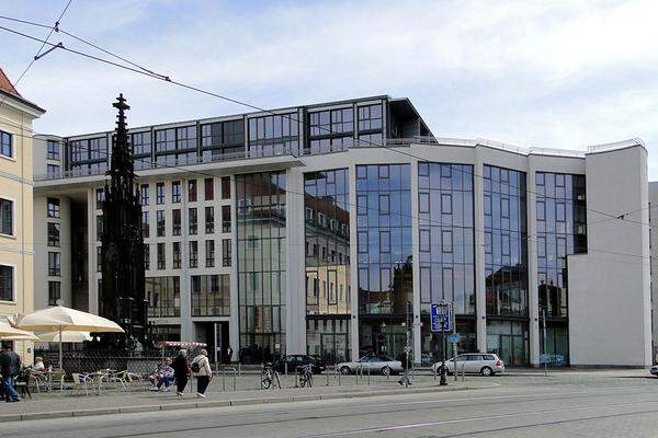 In Dresden steht seit 1999 Tesars "Haus am Zwinger" des Investors Advanta. Das Gebäude sam Platz der abgetragenen Sophienkirche. Dieses Bild basiert auf dem Bild "Haus am Zwinger in Dresden" aus der freien Enzyklopädie Wikipedia und steht unter der GNU-Lizenz für freie Dokumentation. Der Urheber des Bildes ist Paulae.