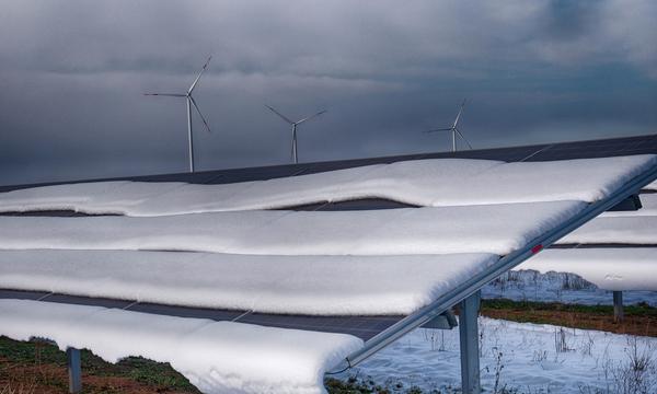 Im Winter geht die Produktion von Fotovoltaik meist stark zurück. Weht dann auch kein Wind, helfen alle Anlagen nichts.