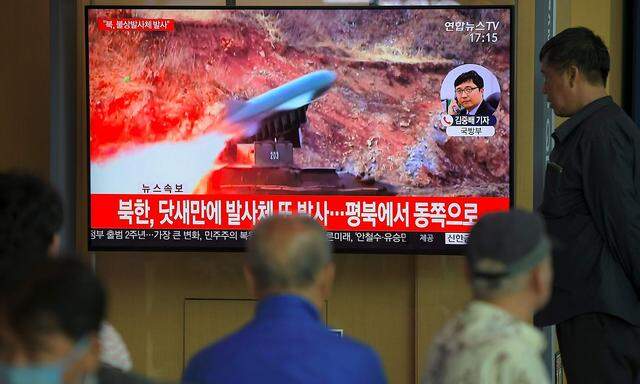 In Südkoreas Hauptstadt Seoul verfolgten die Menschen die Berichte über nordkoreanische Tests mit Kurzstreckenraketen und Marschflugkörpern.