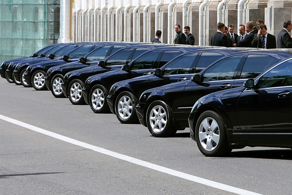 Die Wahl eines passenden fahrbaren Untersatzes ist für Politiker nicht einfach: Staatstragend soll das Auto sein, aber auch nicht durch zu viel Prunk den Steuerzahler vergrämen. Sicher muss es außerdem sein, weshalb gerne mit Panzerungen nachgeholfen wird. Und schließlich sind nationale Marken bevorzugt, man ist schließlich auch bei der Wahl des Dienstwagens Patriot.