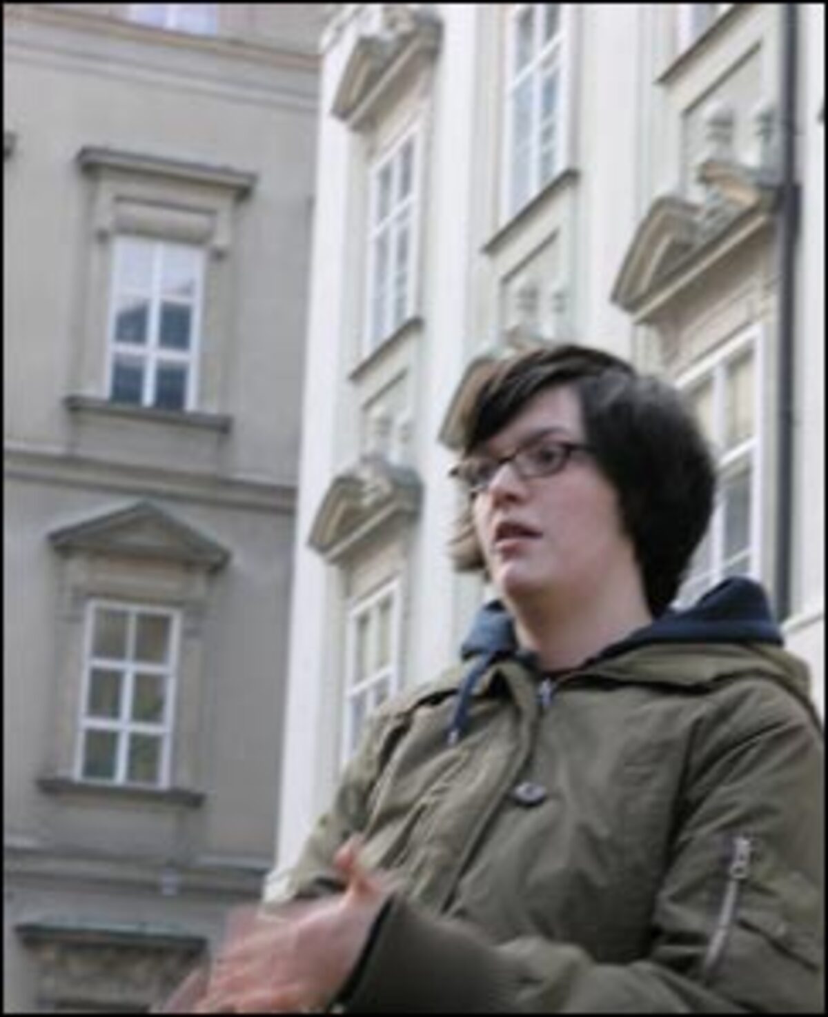 Für eine Studenten-Demo auffällig war der hohe Anteil von Pensionisten am Minoritenplatz. ÖH-Vorsitzende Barbara Blaha freute sich dementsprechend über die große Solidarität der älteren Generation, von der es auch zahlreiche Unterstützungs-Mails gegeben habe.