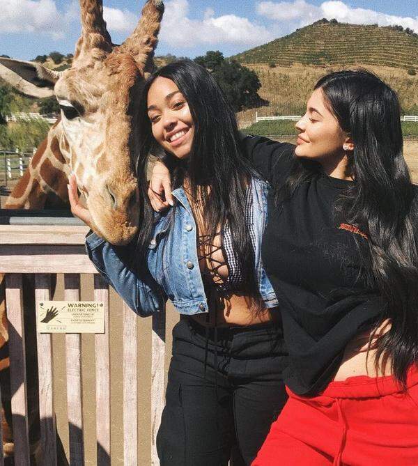 Das letzte Foto, das Kylie Jenner auf ihrem Instagram-Account postete, zeigte jedenfalls keinen Babybauch bei der 20-Jährigen (r.).