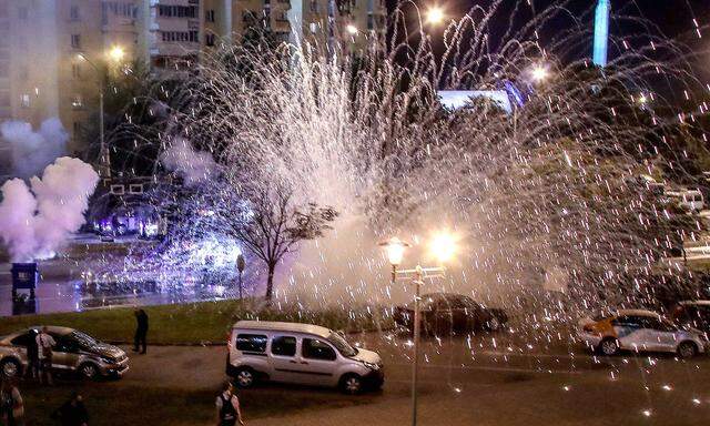 News Bilder des Tages MINSK, BELARUS - AUGUST 9, 2020: A stun grenade explodes during a protest against the results of t