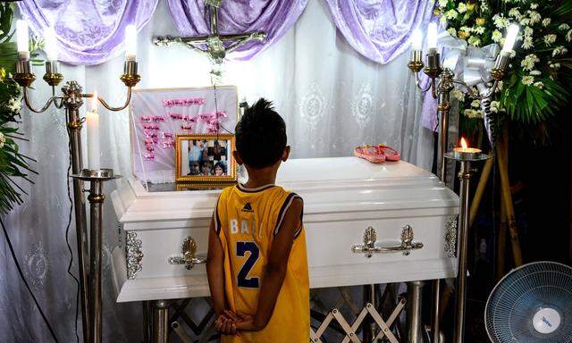 Auch die dreijährige Kateleen wurde in Dutertes „Drogenkrieg“ getötet: Hier der ältere Bruder vor dem Sarg des Mädchens.