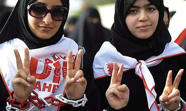 Archivbild: Demonstrantinnen fordern Reformen im Golfstaat Bahrain