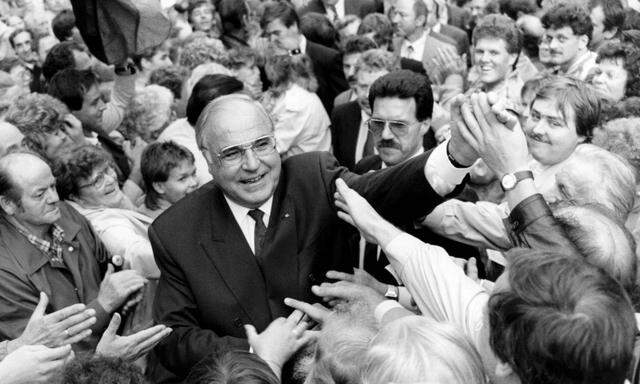 Archivbild: Helmut Kohl genießt das Bad in der Menge.