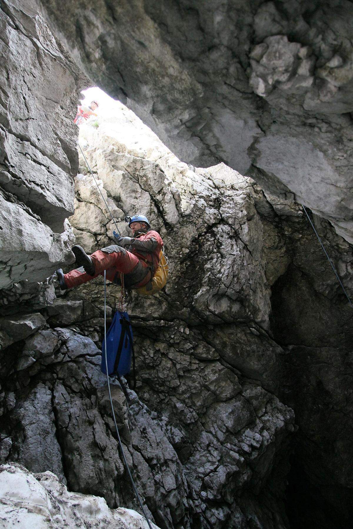 Dutzende Retter befanden sich in der Höhle, viele von ihnen ebenfalls bereits seit Tagen. In der Nacht auf Montag trafen der Bergwacht zufolge weitere 20 Helfer aus Italien an dem Unglücksort am Untersberg nahe Berchtesgaden ein.
